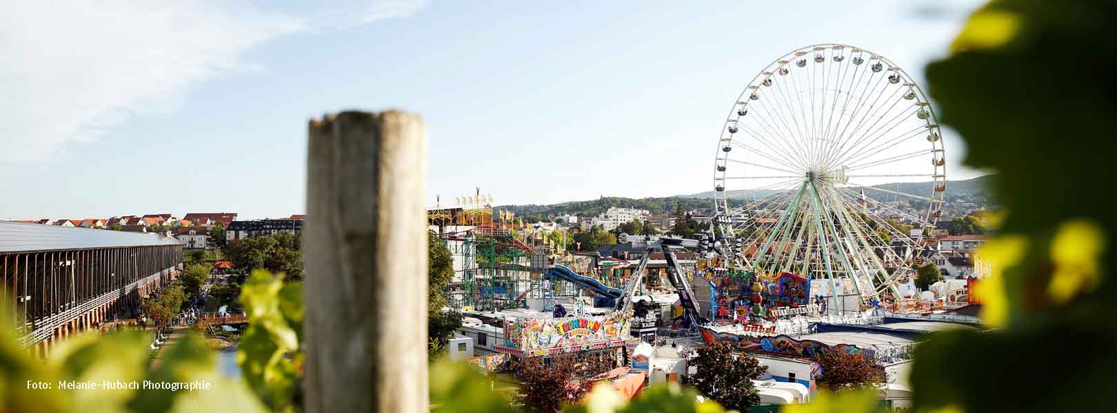 Blick auf das Riesenrad auf dem Wurstmarkt