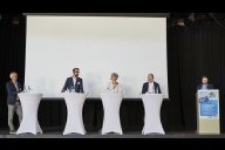 Redner auf dem Podium